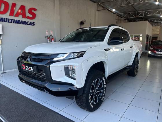MITSUBISHI L200 TRITON 2.4 16V TURBO DIESEL SPORT HPE-S CD 4P 4X4 AUTOMÁTICO MITSUBISHI L200 TRITON 2.4 16V TURBO DIESEL SPORT HPE-S CD 4P 4X4 AUTOMÁTICO
